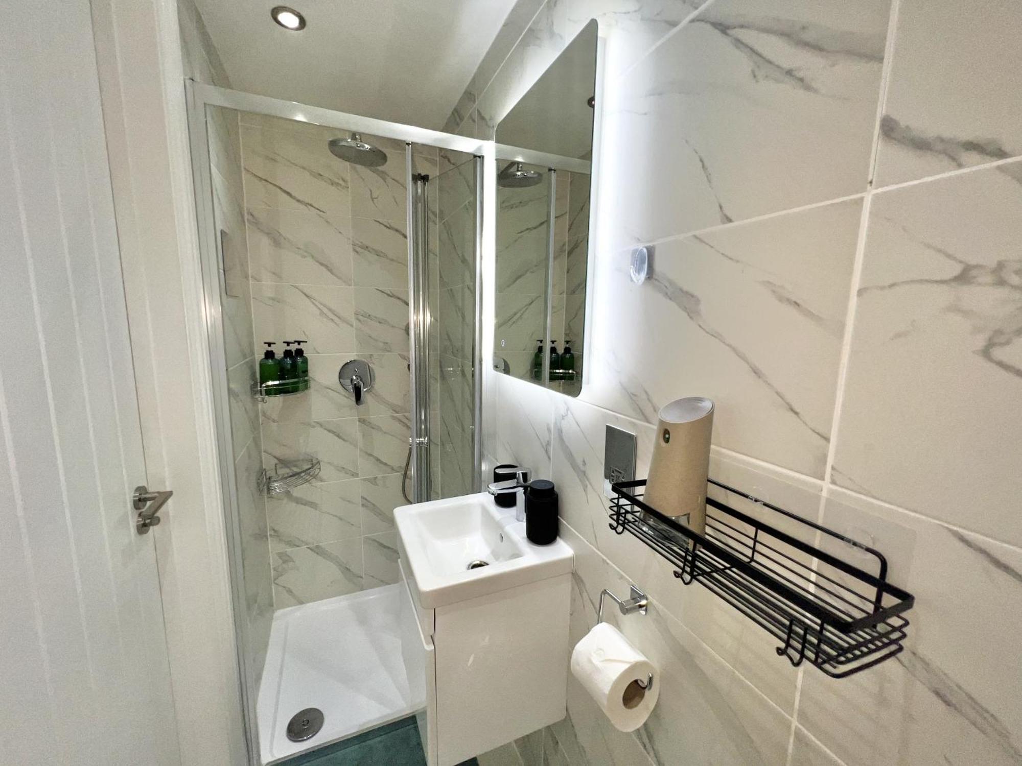 Charming 3-Bed Flat In Shepherds Bush - Sleeps 9 Лондон Екстериор снимка
