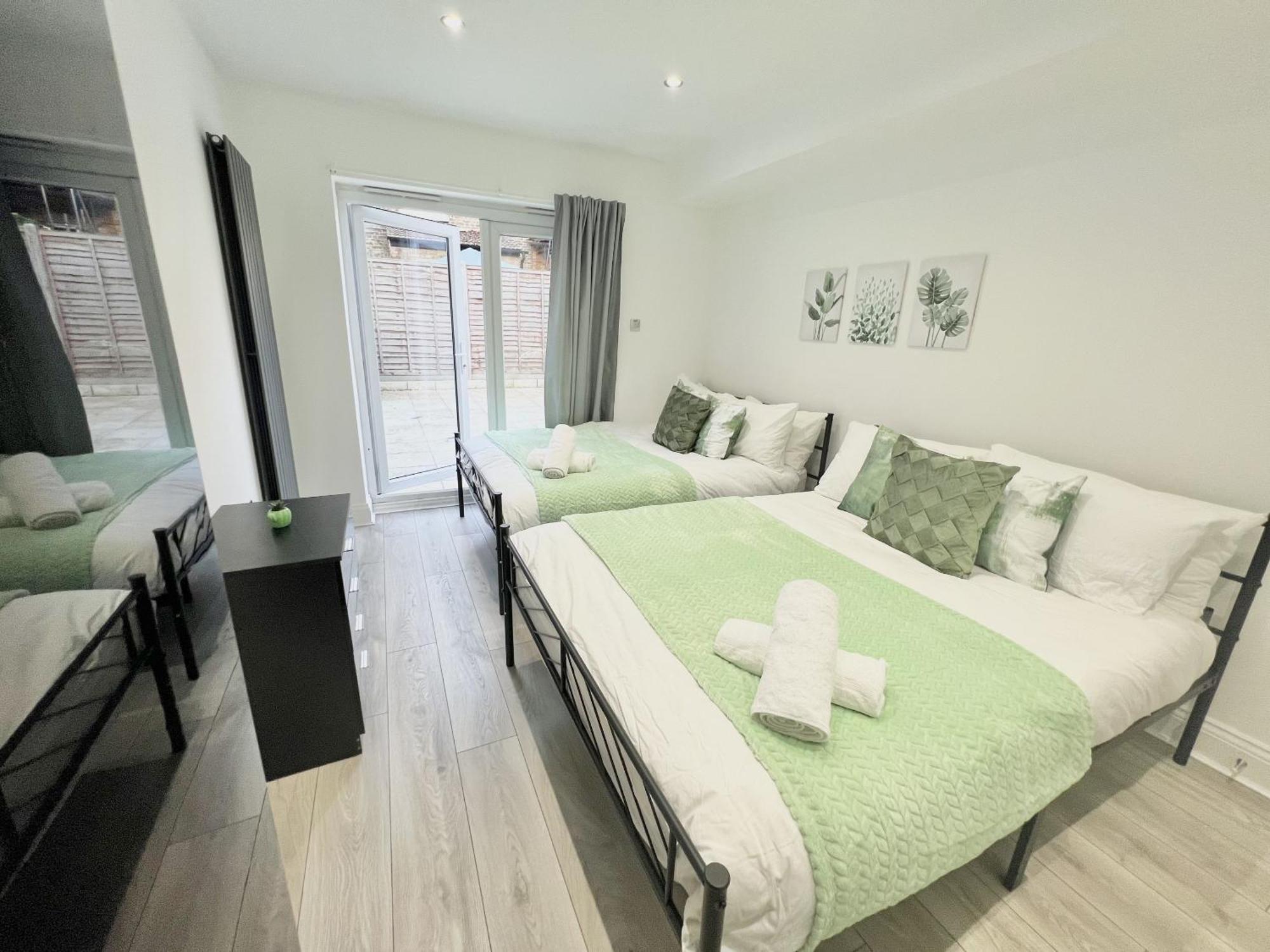 Charming 3-Bed Flat In Shepherds Bush - Sleeps 9 Лондон Екстериор снимка