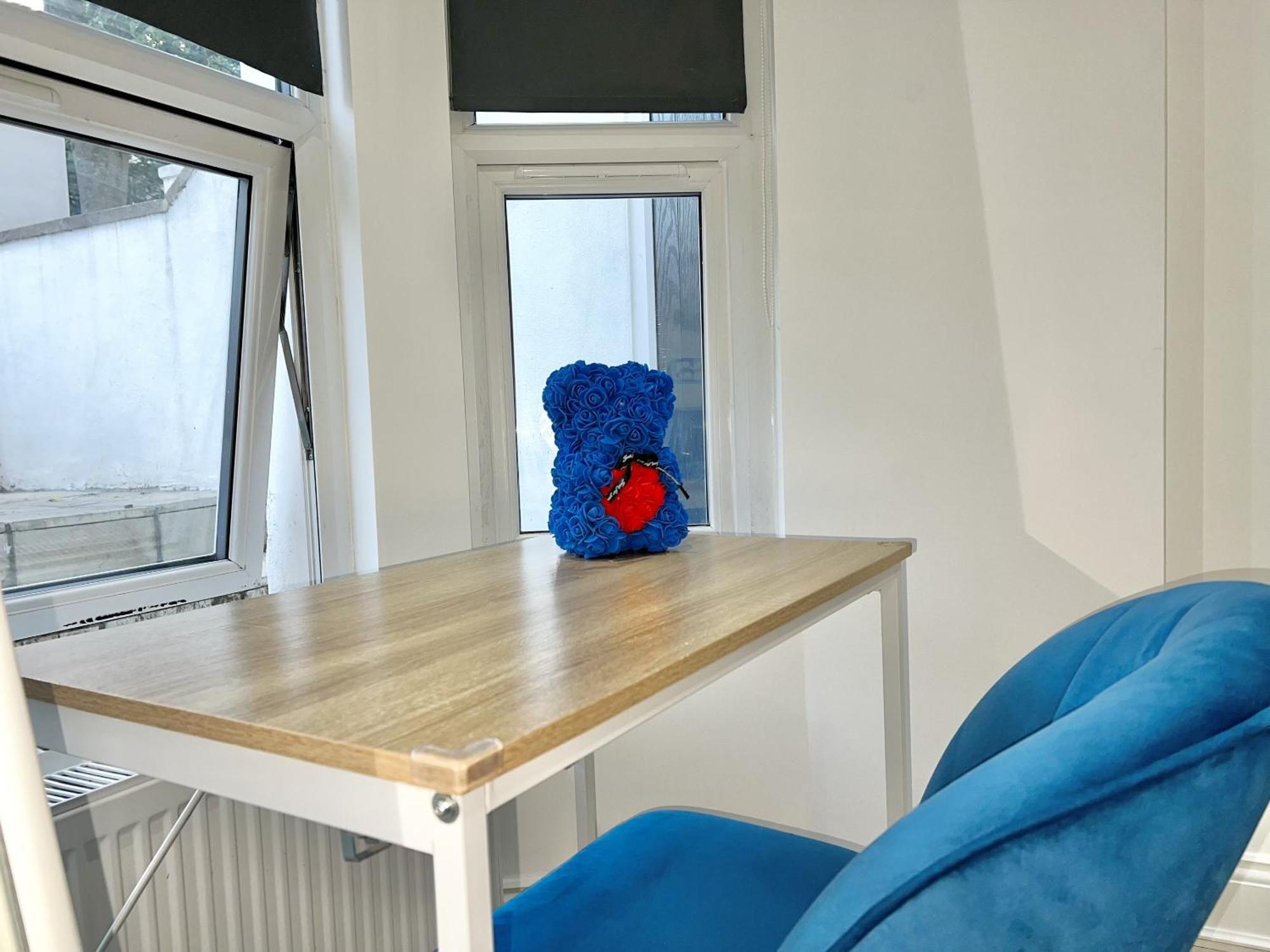 Charming 3-Bed Flat In Shepherds Bush - Sleeps 9 Лондон Екстериор снимка
